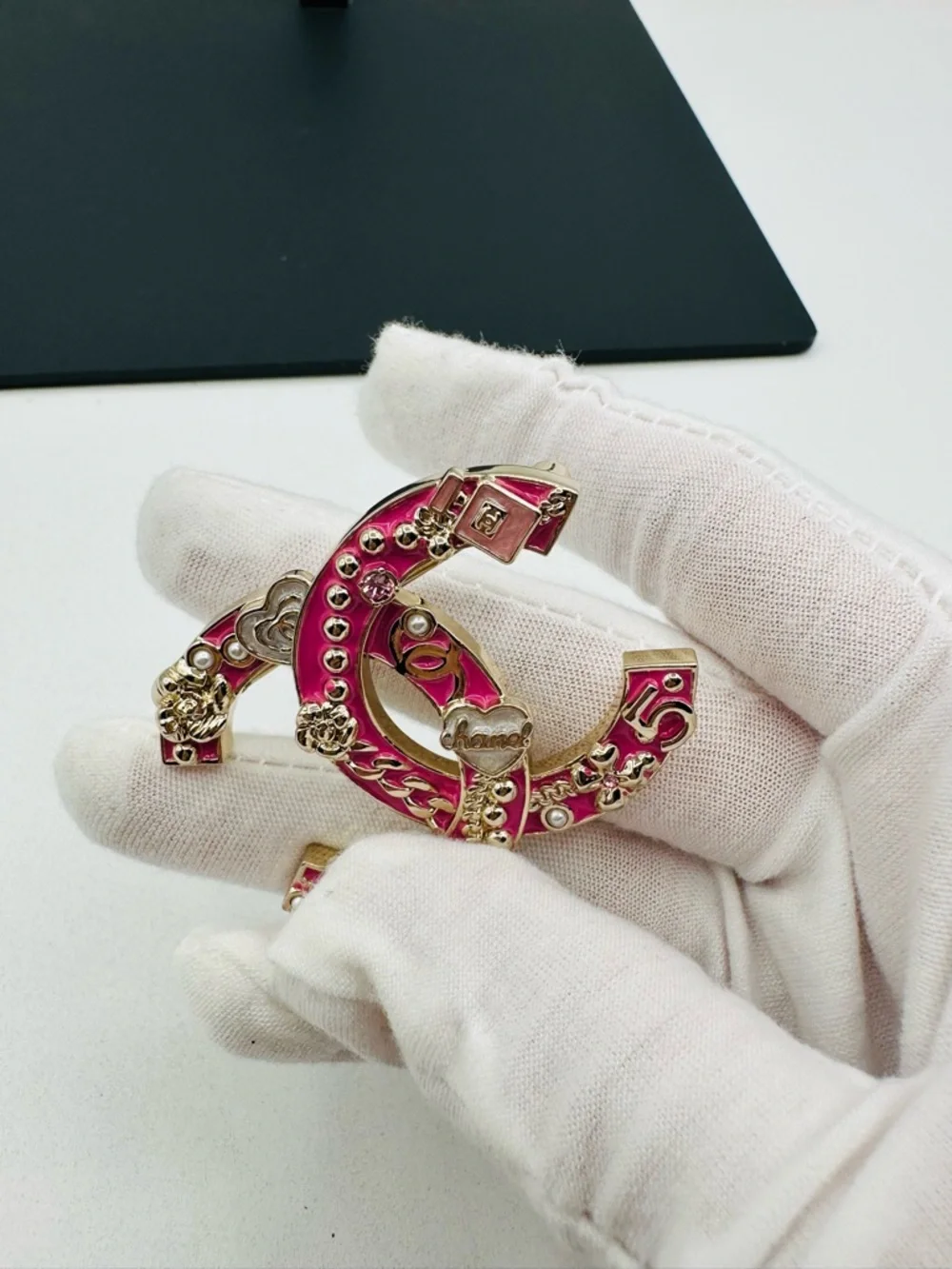Chanel Pink Enamel Brooch Vintage - Picture 4 of 11